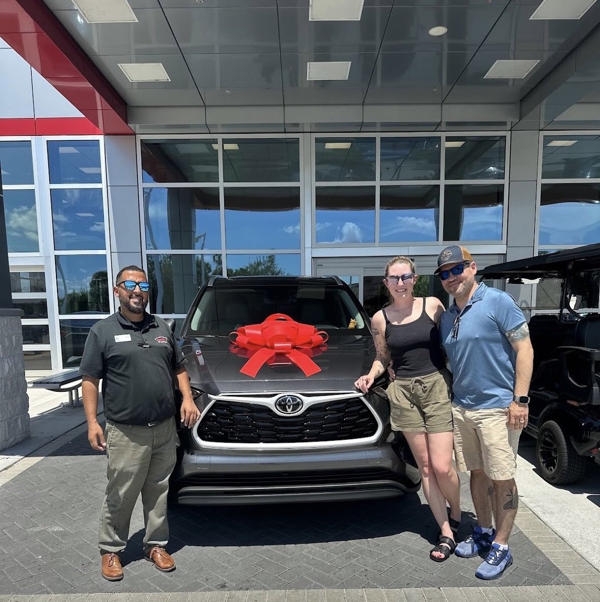 Meagan Del Valle with her new 2025 Toyota Highlander delivered by Mo